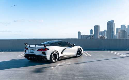 Uma imagem detalhada de um Chevrolet Corvette C8, um carro esportivo, que destaca... 7680x4800