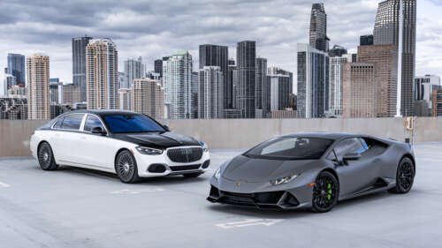 Uma imagem detalhada de um luxuoso supercarro Lamborghini Huracan, que realça a sua... 8K