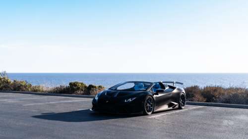 Um supercarro Lamborghini Huracán de alto desempenho, fotografado numa pose dinâmica. 8K