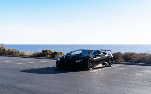 Um supercarro Lamborghini Huracán de alto desempenho, fotografado numa pose dinâmica. 7680x4800