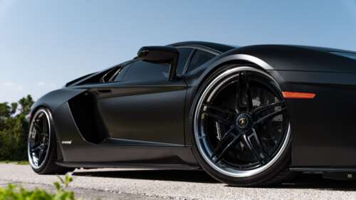 Uma fotografia em alta resolução de um luxuoso supercarro Lamborghini, com um design... 8K