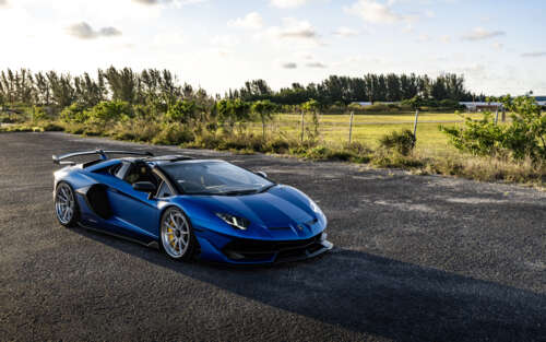 Um supercarro Lamborghini de alto desempenho, com as suas icónicas curvas aerodinâmicas... 7680x4800