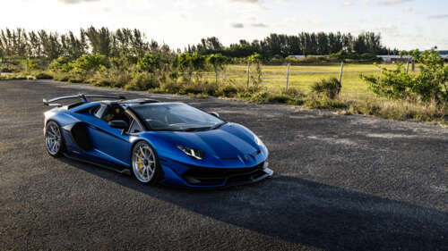 Um supercarro Lamborghini de alto desempenho, com as suas icónicas curvas aerodinâmicas... 8K