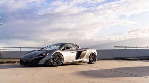 Um supercarro McLaren de alto desempenho, com linhas aerodinâmicas elegantes e um... 8K