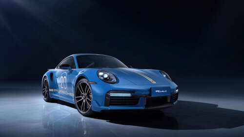 Uma imagem detalhada de um elegante e potente Porsche 911 Turbo, destacando as suas... 8K