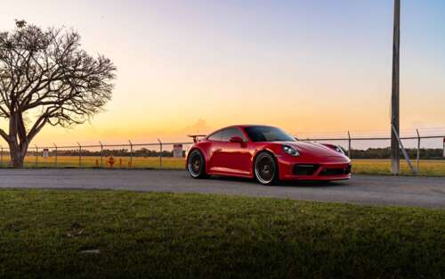 Fotografia em close-up de um Porsche 992 GTS, destacando a sua icónica silhueta e... 7680x4800
