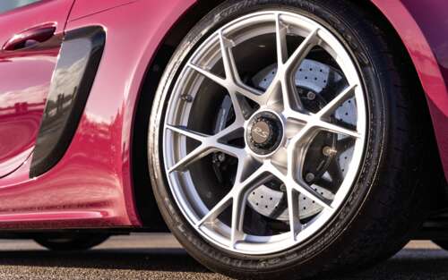 Um elegante e potente carro desportivo Porsche, capturado numa imagem deslumbrante... 7680x4800