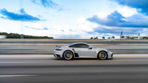 Uma imagem em close de um luxuoso carro esportivo Porsche, destacando o seu design... 8K