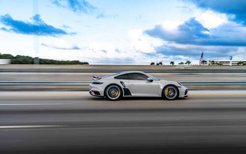 Uma imagem em close de um luxuoso carro esportivo Porsche, destacando o seu design... 7680x4800