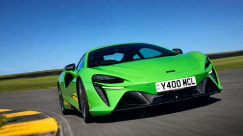 Um deslumbrante McLaren Artura verde, um supercarro de luxo com linhas aerodinâmicas... 8K