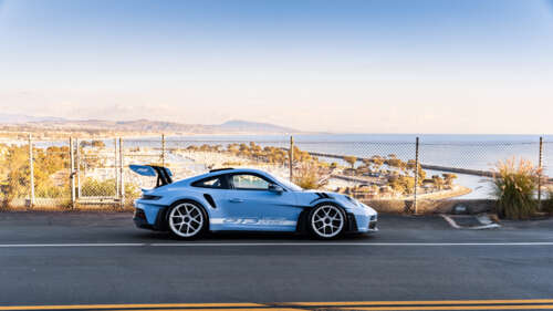 Um elegante e sofisticado carro esportivo Porsche, com um design aerodinâmico moderno. 8K