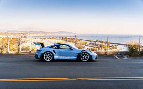 Um elegante e sofisticado carro esportivo Porsche, com um design aerodinâmico moderno. 7680x4800