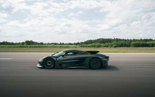 Um elegante e aerodinâmico hipercarro Koenigsegg Jesko Absolut, apresentado em uma... 7680x4800