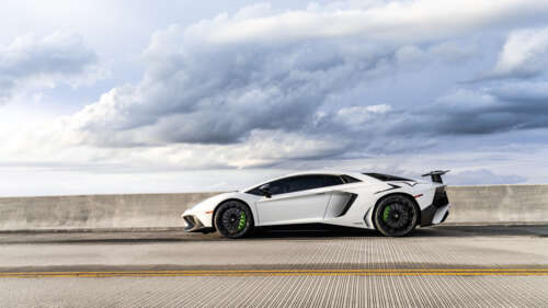 Um supercarro Lamborghini elegante e potente, com linhas marcantes e uma carroçaria... 8K