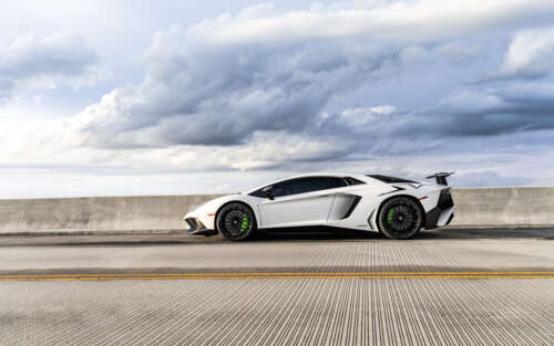 Um supercarro Lamborghini elegante e potente, com linhas marcantes e uma carroçaria... 7680x4800