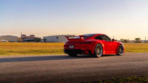 Uma fotografia em alta resolução, tirada de perto, de um elegante Porsche 992 GTS,... 8K