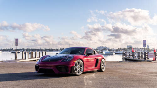 Uma imagem em close-up de um carro esportivo Porsche de alto desempenho, que destaca... 8K