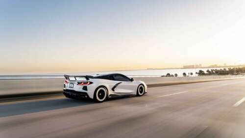 Um desportivo Chevrolet Corvette C8 de alto desempenho, com linhas elegantes e aerodinâmicas... 8K