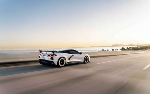 Um desportivo Chevrolet Corvette C8 de alto desempenho, com linhas elegantes e aerodinâmicas... 7680x4800