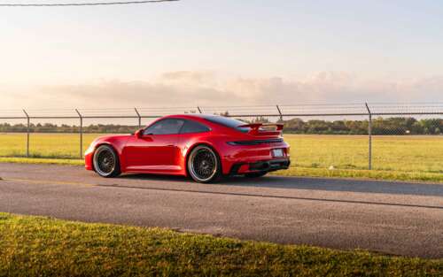 Uma fotografia profissional de um Porsche 992 GTS, um carro desportivo. 7680x4800