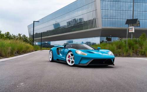 Um supercarro Ford GT de alto desempenho, com o seu característico design aerodinâmico... 7680x4800