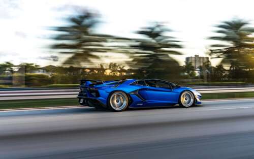 Uma imagem em close-up de um Lamborghini Aventador SVJ, que destaca a sua agressiva... 7680x4800