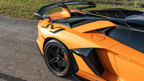 Um supercarro Lamborghini Aventador SVJ de alto desempenho, com um design aerodinâmico... 8K