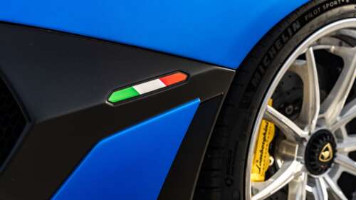 Um supercarro Lamborghini Aventador SVJ de alto desempenho, exibindo a sua carroçaria... 8K