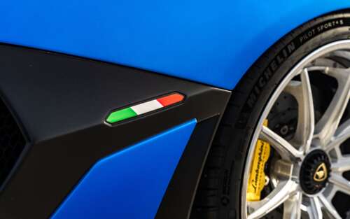 Um supercarro Lamborghini Aventador SVJ de alto desempenho, exibindo a sua carroçaria... 7680x4800