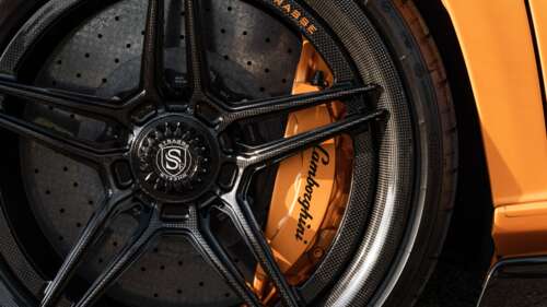 Um supercarro Lamborghini Aventador SVJ de alto desempenho, capturado em um cenário... 8K