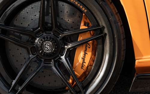 Um supercarro Lamborghini Aventador SVJ de alto desempenho, capturado em um cenário... 7680x4800