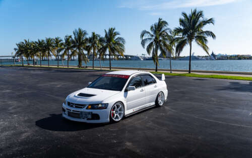 Elegante berlina desportiva Mitsubishi Lancer Evolution IX de alto desempenho, numa... 7680x4800