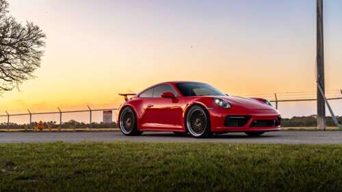 Um elegante e potente Porsche 992 GTS, um carro desportivo que exibe o seu design... 8K