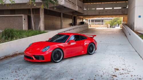 Uma imagem detalhada de um Porsche 992 GTS, destacando o seu design aerodinâmico... 8K