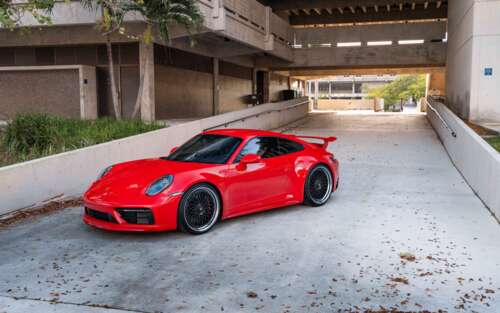 Uma imagem detalhada de um Porsche 992 GTS, destacando o seu design aerodinâmico... 7680x4800