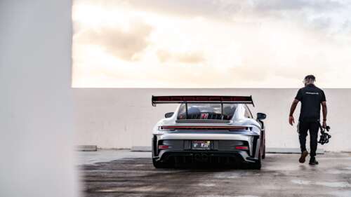 Uma imagem detalhada de um elegante e potente Porsche GT3 RS, um carro esportivo... 8K