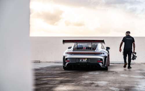 Uma imagem detalhada de um elegante e potente Porsche GT3 RS, um carro esportivo... 7680x4800