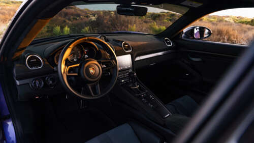 Um elegante e potente carro esportivo Porsche GT3 RS, que exibe o seu design aerodinâmico. 8K