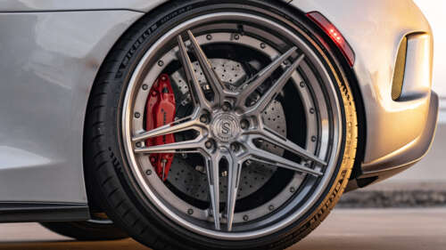 Um supercarro McLaren de alto desempenho, com linhas aerodinâmicas elegantes e um... 8K