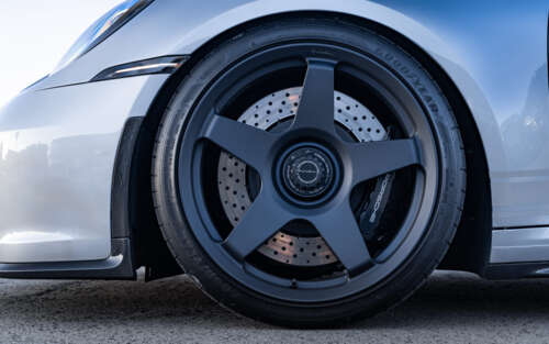 Uma imagem detalhada de um Porsche GT3 RS, um carro esportivo de alto desempenho. 7680x4800