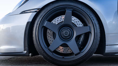 Uma imagem detalhada de um Porsche GT3 RS, um carro esportivo de alto desempenho. 8K