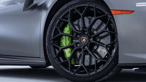 Um carro esportivo Lamborghini Huracan de alto desempenho, apresentado em uma imagem...