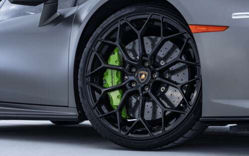 Um carro esportivo Lamborghini Huracan de alto desempenho, apresentado em uma imagem... 7680x4800