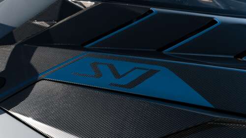 Um supercarro Lamborghini de alto desempenho, com uma carroçaria aerodinâmica e elegante... 8K