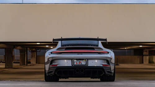 Uma imagem detalhada em close-up de um Porsche 911 GT3 RS, um carro esportivo de... 8K