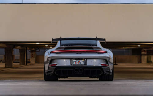 Uma imagem detalhada em close-up de um Porsche 911 GT3 RS, um carro esportivo de... 7680x4800