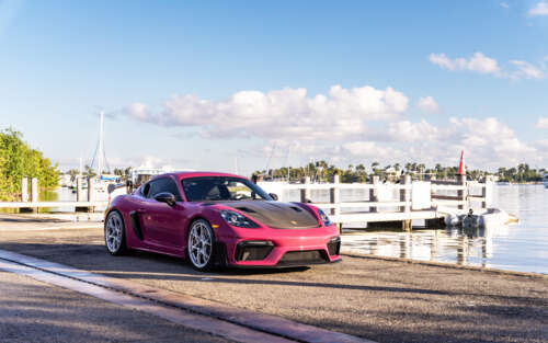 Um luxuoso carro esportivo Porsche estacionado numa rua moderna da cidade, ao entardecer. 7680x4800