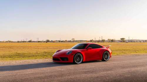Um elegante e potente carro desportivo Porsche 992 GTS, com um design aerodinâmico... 8K