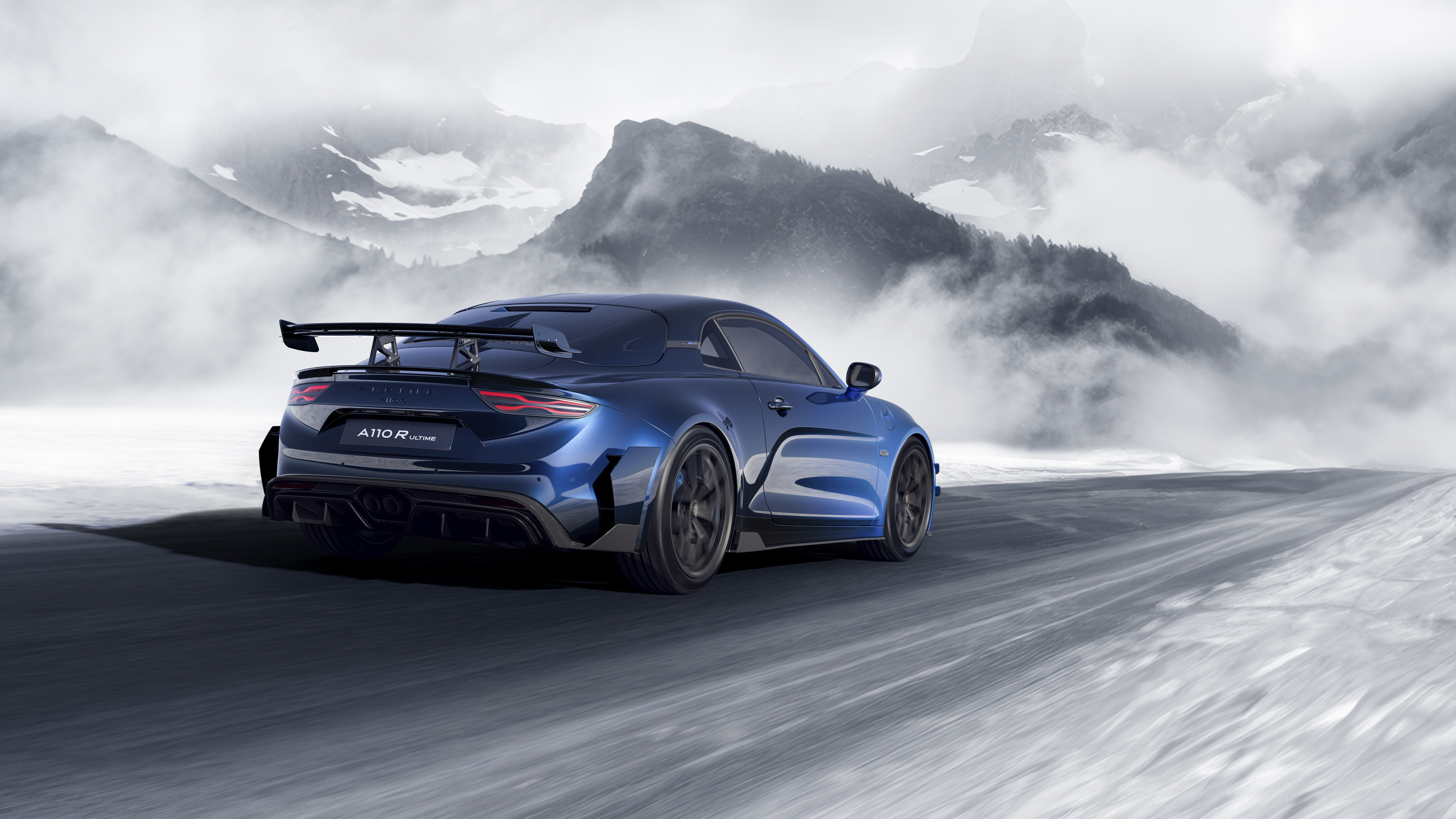 Uma visão detalhada do carro esportivo Alpine A110 R Ultime, que destaca a sua carroçaria aerodinâmica e os acabamentos de alta qualidade.