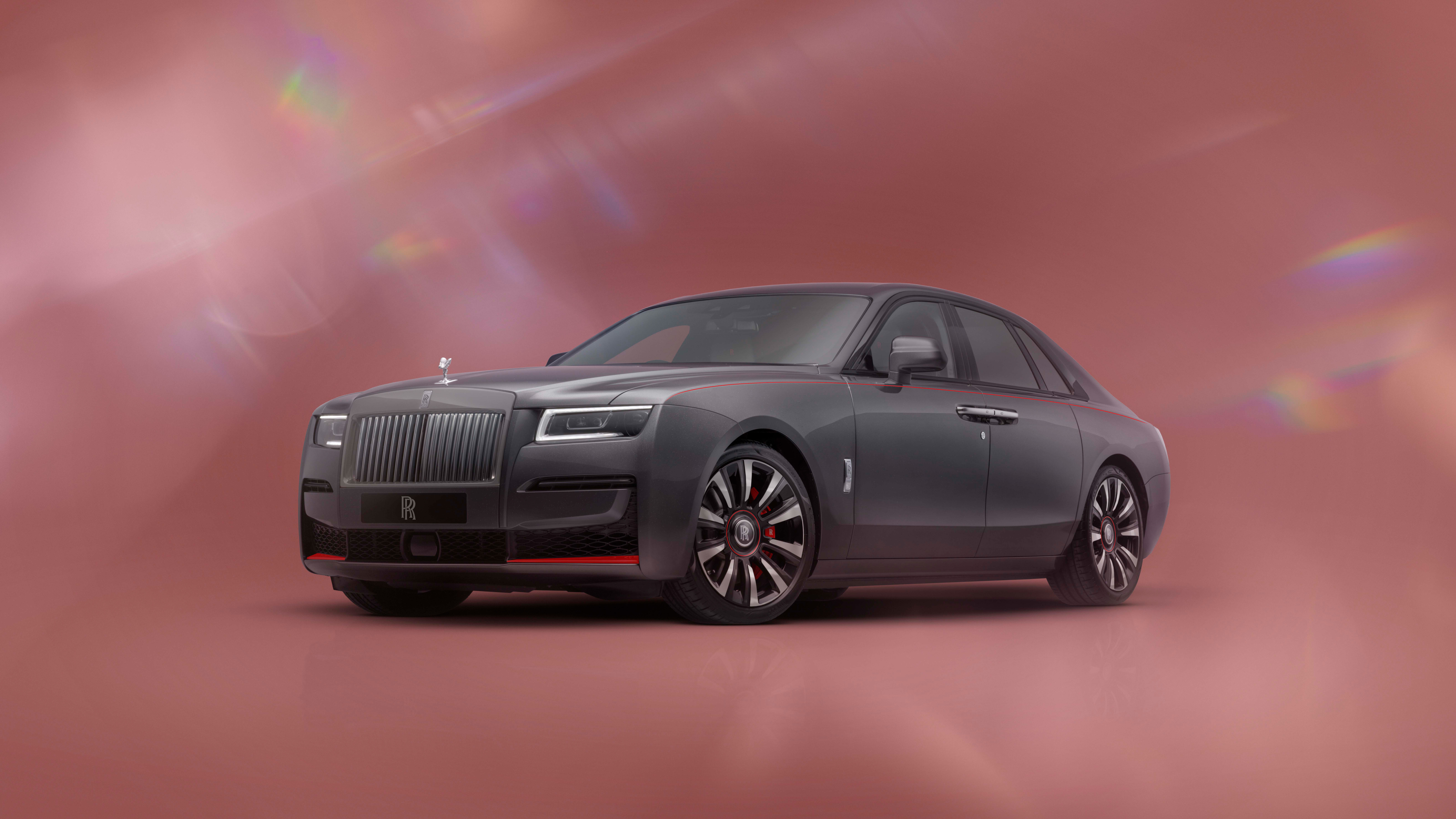 Um Rolls-Royce Ghost luxuoso e elegante, que demonstra o requinte do design automóvel de alta qualidade.